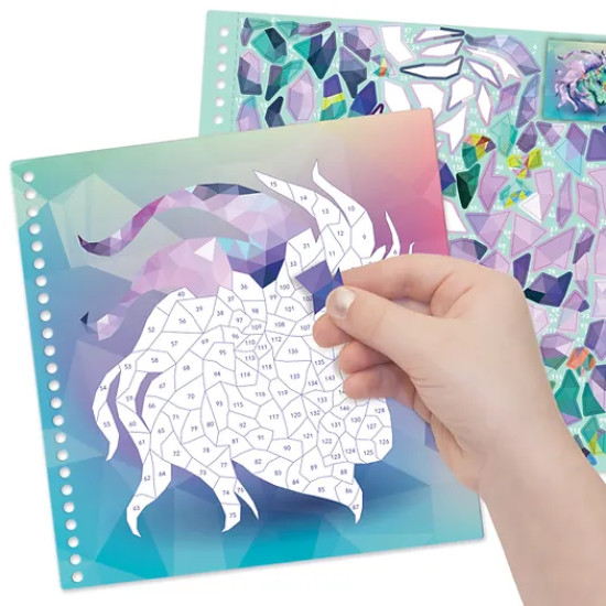 الكتاب الإبداعي - الطلاء بالملصقات